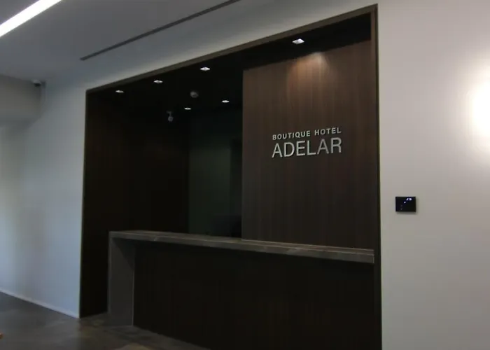 Boutique Adelar 地拉那